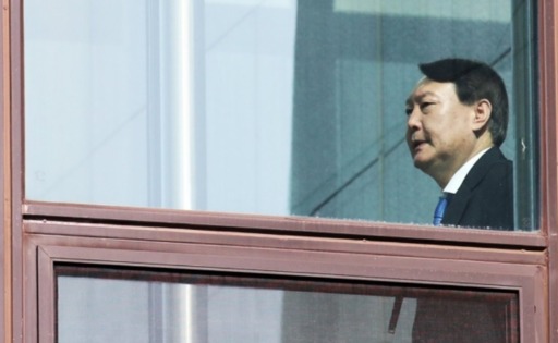 윤석열 검찰총장이 지난 2월 11일 서울 서초동 대검찰청에서 점심식사를 하기 위해 구내식당으로 이동하고 있다. 연합뉴스