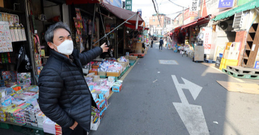 코로나 19의 영향으로 개학이 연기되며 18일 문구 도매상이 밀집한 서울 동대문 황학동 문구시장이 한산한 모습을 보인다. 사진속 상인은 "여기서 보이는 사람은 다 상인과 직원들 뿐"이라며 어느 정도 어려운 수준이냐는 기자의 질문에 "가장 바빠야 할 오전 시간 이렇게 한산한 것은 ''제로 ''에 가깝다"라고 말했다. 연합뉴스