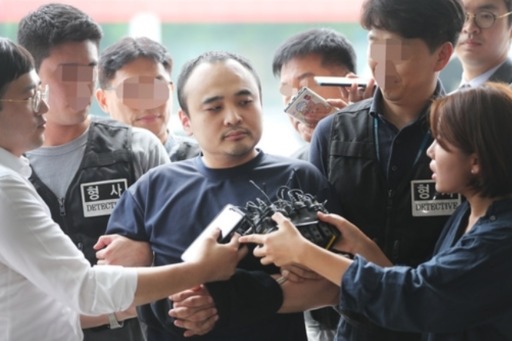 ‘한강 몸통시신사건’으로 구속된 장대호(38)가 지난해 8월 경기 고양경찰서에서 조사를 받기 위해 이동하고 있다. 연합뉴스