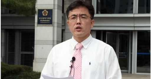 미래통합당 김원성 부산 북·강서을 예비후보가 지난 19일 부산시의회 앞에서 긴급 기자회견을 열고 미투 의혹을 전면 부인하는 입장을 밝히고 있다.부산=연합뉴스