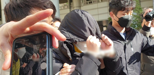 텔레그램 ‘n번방’ 사건의 핵심 피의자인 일명 ‘박사’로 지목되는 20대 남성 조모씨가 19일 서울 서초구 서울중앙지법에서 구속 전 피의자심문에 출석하고 있다. 뉴스1