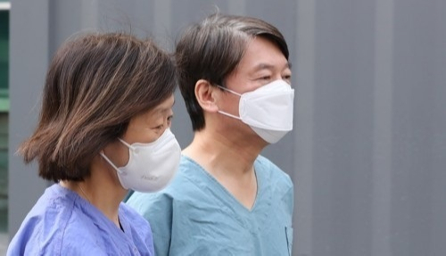 안철수 국민의당 대표(오른쪽)와 부인 김미경 교수가 계명대 대구동산병원에서 의료봉사 활동을 할 당시의 모습. 연합뉴스