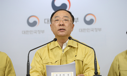 홍남기 경제부총리가 19일 오후 서울 세종로 정부서울청사에서 비상경제회의 결과를 발표하고 있다. 뉴스1