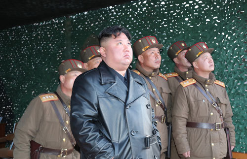 북한 조선중앙통신이 22일 공개한 김정은 북한 국무위원장의 전술유도무기 시범사격 참관 모습. 평양 조선중앙통신=연합뉴스