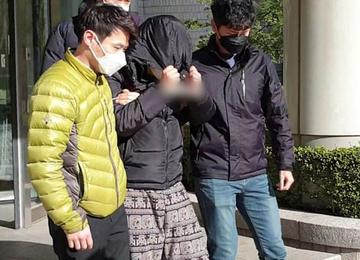 텔레그램에서 미성년자를 성적으로 착취하는 내용의 영상물을 공유하는 ‘n번방’ 사건의 핵심 피의자인 일명 ‘박사’로 지목되는 20대 남성 조모씨가 19일 서울 서초구 서울중앙지법에서 구속 전 피의자심문을 마치고 법원을 나서고 있다. 뉴스1