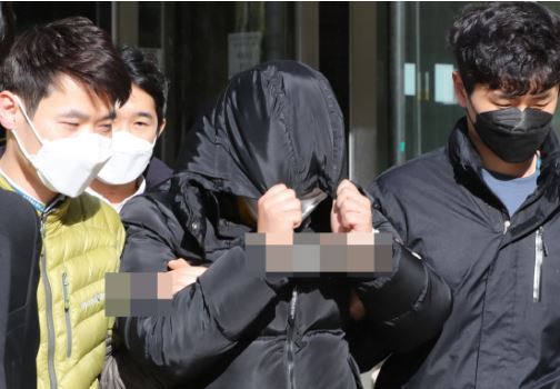 조씨가 지난 19일 서울중앙지법에서 영장실질심사를 받은 뒤 법정에서 나오고 있다.연합뉴스