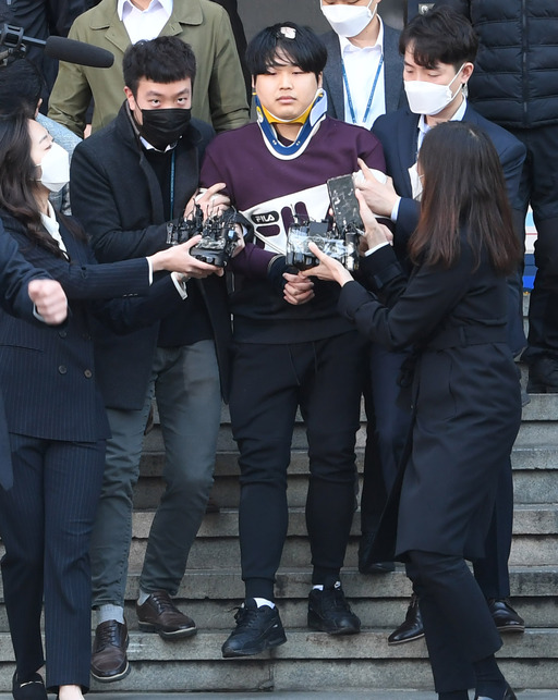 25일 오전 서울 종로구 종로경찰서에서 ‘텔레그램 n번방’의 주범 조주빈이 서울중앙지방검찰청으로 이송되고 있다. 뉴스1