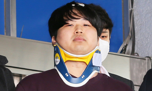 '박사방' 운영자 조주빈(25)이 25일 오전 서울 종로구 종로경찰서에서 서울중앙지방검찰청으로 이송되고 있다. 뉴스1