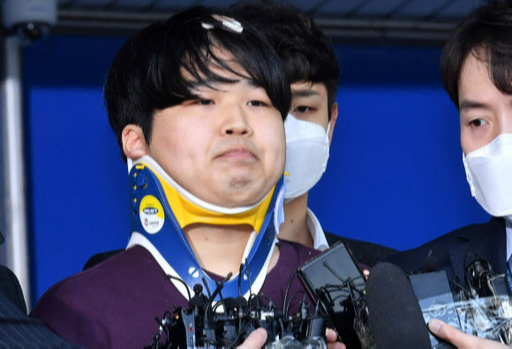 텔레그램에서 불법 성착취 영상을 제작, 판매한 n번방 사건의 주범 조주빈 씨가 25일 오전 서울 종로경찰서에서 검찰에 송치되기 위해 호송차량으로 향하고 있다. 뉴시스