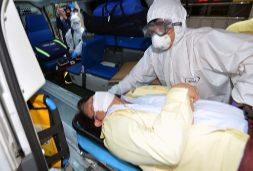 26일 오후 대구시의회 임시회 본회의에 참석했다 실시한 권영진 대구시장이 구급차로 이송되고 있다. 대구=뉴시스