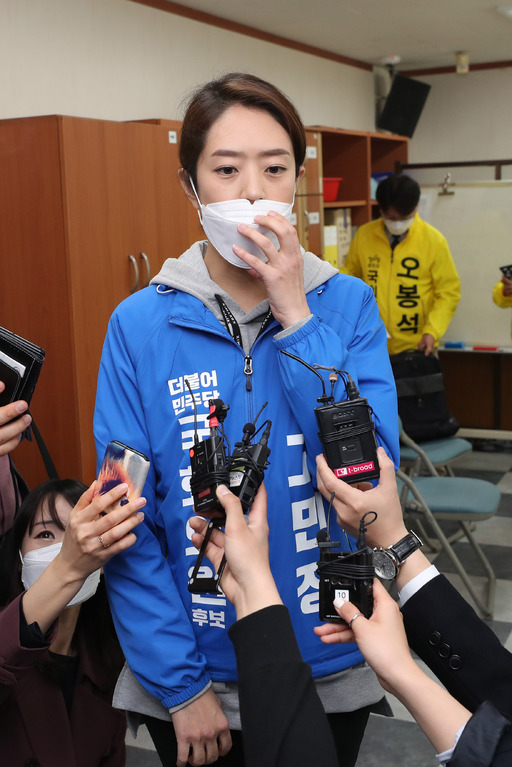 제21대 총선에서 서울 광진을에 출마하는 더불어민주당 고민정 후보가 26일 오전 서울 광진구선거관리위원회에서 후보 등록 후 취재진의 질문에 답하고 있다. 뉴스1
