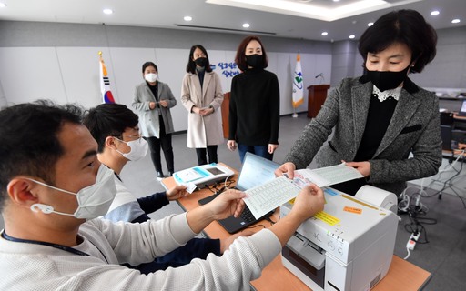 지난 19일 부산 연제구청 대회의실에서 연산제2동 사전투표소 감독관 등이 사전투표 모의시험을 진행하고 있다. 부산=뉴시스