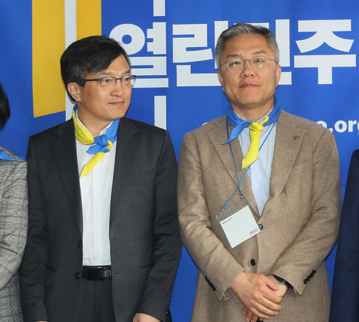 열린민주당 비례대표 후보인 최강욱 전 청와대 공직기강비서관(오른쪽)과 김의겸 전 청와대 대변인이 26일 서울 여의도 당사에서 열린 공약정책회의에 참석하고 있다. 연합뉴스