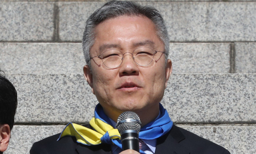 최강욱 전 청와대 민정수석실 공직기강비서관이 지난 22일 서울 여의도 국회 본청 계단에서 열린 열린민주당 비례대표 후보 경선 참가자 공개 기자회견에서 인사말을 하고 있다. 뉴스1