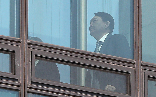 윤석열 검찰총장이 지난 18일 서울 서초구 대검찰청에서 점심 식사를 하기 위해 구내 식당으로 이동하고 있다. 뉴시스