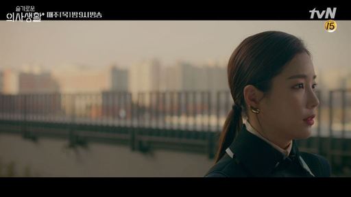 기은세가 26일 방송된 tvN 드라마 ‘슬기로운 의사생활’에 깜짝 출연해 주목받았다. tvN 캡처