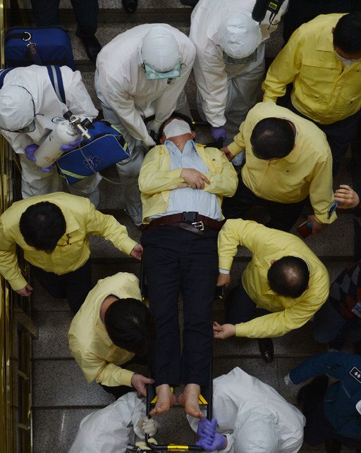 권영진 대구시장이 지난 26일 오후 대구시의회에서 열린 273회 임시회 본회의를 마치고 퇴장하던 도중 이진련 의원의 질타를 듣다 쓰러져 들것에 실려 병원으로 이송되고 있다. 대구=뉴시스