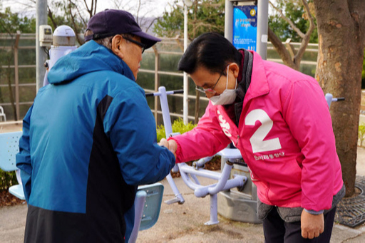 미래통합당 황교안 대표가 28일 서울 종로구 혜화동 와룡공원에서 시민들과 주먹인사를 나누고 있다. 연합뉴스