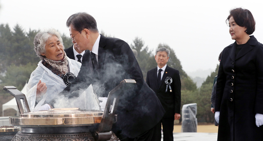 문재인 대통령이 지난 27일 국립대전현충원에서 열린 ‘서해수호의 날’ 기념식에 참석해 분향하는 도중 ‘천안함 46용사’ 중 한 명인 민평기 상사의 모친 윤청자씨가 문 대통령에게 다가가 “이게(천안함 폭침) 북한의 소행인지, 누구의 소행인지 말씀 좀 해 달라”고 호소하고 있다. 세계일보 자료사진