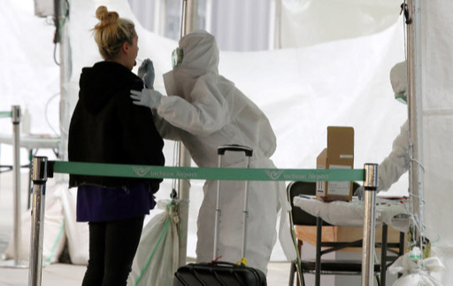 31일 오후 인천국제공항 1터미널 옥외공간에 설치된 개방형 선별진료소(오픈 워킹스루형·Open Walking Thru)에서 독일 프랑크푸르트발 여객기를 타고 입국한 무증상 외국인이 코로나19 진단검사를 받고 있다. 연합뉴스