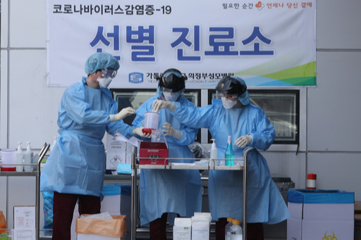 의정부성모병원 폐쇄 31일 경기도 의정부시 금오동 가톨릭대 의정부성모병원에 설치된 코로나19 선별진료소에서 의료진이 바쁘게 움직이고 있다. 의정부시는 전날 코로나19 확진판정을 받은 환자가 입원했던 이 병원 전체를 폐쇄키로 했다. 의정부=연합뉴스