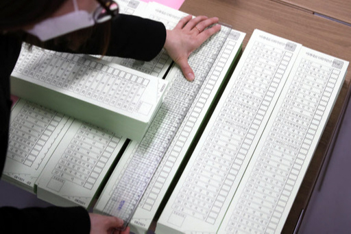 제21대 국회의원선거를 앞두고 31일 오후 대구의 한 인쇄업체에서 선관위 관계자가 완성된 비례대표 투표용지 길이를 확인하고 있다. 뉴스1