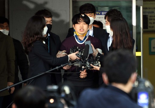 미성년자를 포함한 여성들을 협박해 성착취물을 제작, 유포한 텔레그램 ‘박사방’ 운영자 조주빈이 지난 25일 서울 종로경찰서에서 검찰로 송치되고 있다. 뉴시스