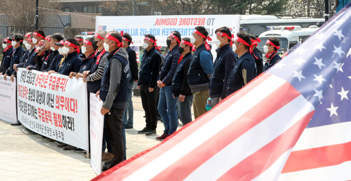 1일 오후 경기도 평택 캠프 험프리스 정문 앞에서 전국주한미군한국인노동조합 회원들이 강제 무급휴직 규탄 기자회견을 하고 있다. 뉴스1