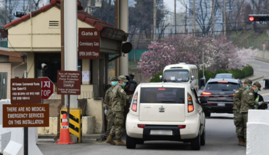 주한미군 韓 근로자 무급휴직 한·미 방위비분담금협정(SMA) 체결 지연으로 주한미군 내 한국인 근로자들에 대한 무급휴직이 시작된 1일 오전 서울 용산 미군기지 입구에서 카투사 장병들이 출입차량을 통제하고 있다. 이재문 기자