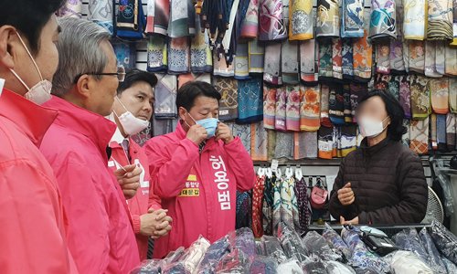 제21대 국회의원 선거운동이 시작된 2일 자정께 서울 동대문 평화시장 내 한 상점에서 미래통합당 허용범 동대문갑 후보(오른쪽 두번째부터), 지상욱 중구성동을 후보, 김종인 총괄선거대책위원장, 미래한국당 원유철 대표가 상인의 이야기를 듣고 있다. 연합뉴스