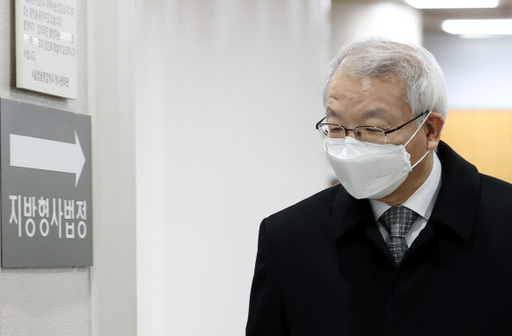 ‘사법농단’ 의혹을 받는 양승태 전 대법원장이 지난 2월 서울 서초구 서울중앙지법에서 열린 속행공판에 출석하기 위해 법정으로 향하고 있다. 연합뉴스