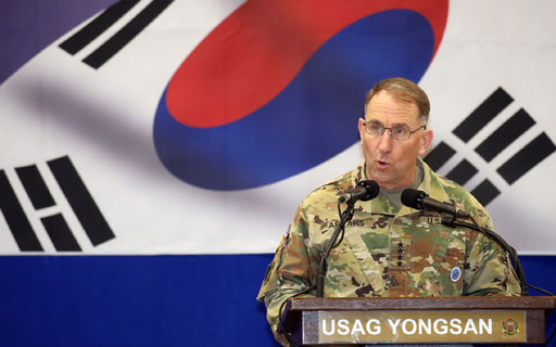 로버트 에이브럼스 한미연합사령관 겸 주한미군사령관이 지난해 11월 7일 서울 용산 미군기지 콜리어필드 체육관에서 열린 한미연합군사령부 창설 41주년 기념식에서 기념사를 하고 있다. 연합뉴스