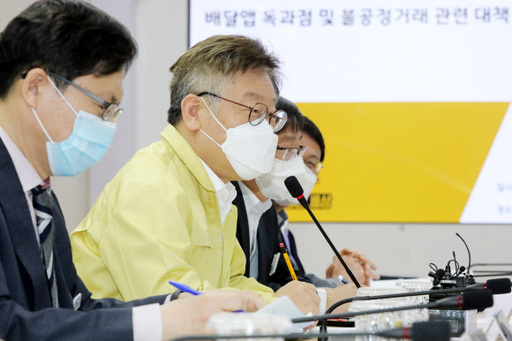 이재명 경기도지사가 6일 오후 경기도 수원시 팔달구 경기도청에서 열린 배달앱 독과점 및 불공정거래 대책 회의에 참석해 발언하고 있다. 이재명 지사 지난 4~5일 이틀 연속 페이스북을 통해 배달의 민족에 대한 글을 올리고, 소상공인 보호를 위한 공공앱 개발을 선포했다. (사진=뉴스1)