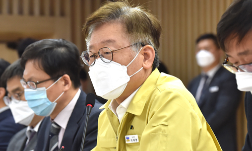 배달의 민족 독과점 횡포와 관련해 지난 6일 오후 경기 수원시 팔달구 경기도청 상황실에서 열린 배달앱 독과점 및 불공정거래 대책회의에서 이재명 경기도지사가 모두발언을 하고 있다. 뉴시스