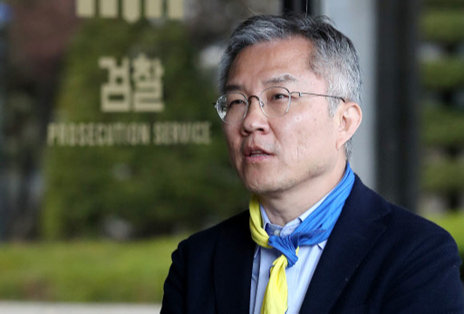 열린민주당 비례대표 최강욱 후보가 7일 오후 서울 서초구 서울중앙지방검찰청 앞에서 통장 잔고 증명서 위조 혐의 등으로 기소된 윤석열 검찰총장의 장모 최모 씨와 윤 총장의 부인 김건희 씨에 대한 고발장을 접수하기 전 입장을 밝히고 있다. 뉴스1