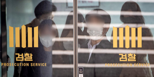 지난 1일 서울 서초구 대검찰청에서 직원들이 점심식사를 위해 이동하고 있다. 뉴스1