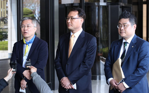 21대 총선 열린민주당 비례대표 최강욱(왼쪽부터), 황희석, 조대진 후보가 지난 7일 윤석열 검찰총장의 장모 최모 씨와 윤 총장의 부인 김건희 씨에 대한 고발장을 접수하기 앞서 입장을 밝히고 있다. 연합뉴스