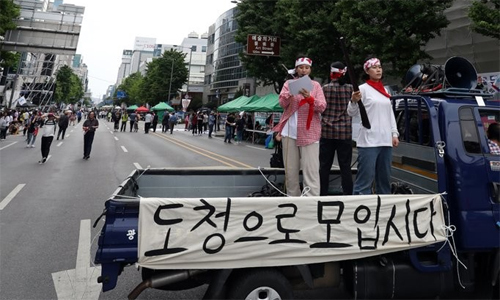 지난 2019년 5월 17일 광주 동구 금남로 옛 전남도청 앞에서 5·18 민주화운동 당시 가두방송 재연에 나선 시민이 이날 저녁 열리는 '5·18 39주년 전야제' 참여를 독려하고 있다. 연합뉴스