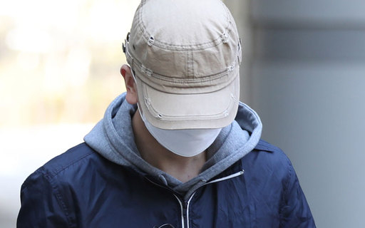 텔레그램 대화방 '박사방'에서 성 착취물을 유포한 조주빈의 공범 A씨가 9일 서초구 서울중앙지법에서 열린 구속 전 피의자 심문(영장실질심사)에 출석하고 있다. 연합뉴스