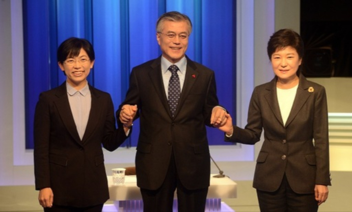 2012년 대통령선거를 앞두고 진행된 TV 토론에 참여했던 이정희 당시 통합진보당 후보, 문재인 민주통합당 후보, 박근혜 새누리당 후보(왼쪽부터)가 손을 맞잡은 채 기념 사진을 찍고 있다. 연합뉴스