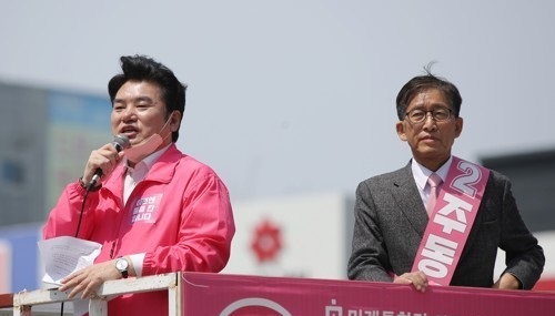 미래한국당 원유철 총괄선대위원장이 지난 7일 오후 광주 서구 신세계백화점 앞 사거리에서 광주 서구갑에 출마한 미래통합당 주동식 후보에 대한 지지를 호소하고 있다. 연합뉴스