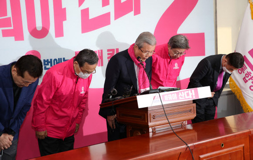 4·15 총선을 앞두고 미래통합당 김종인 총괄선거대책위원장(가운데), 신세돈(왼쪽 두번째), 박형준 공동선대위원장(오른쪽 두번째) 등이 9일 오전 국회에서 김대호·차명진 후보의 ‘막말’에 대해 고개숙여 사과하고 있다. 연합뉴스