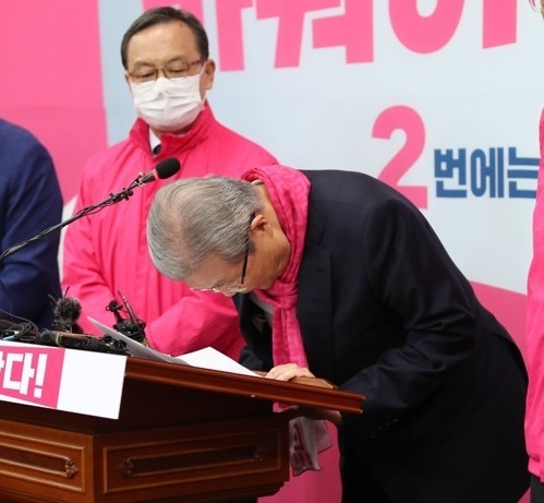 미래통합당 김종인 총괄선거대책위원장(오른쪽)이 9일 오전 국회에서 ‘김대호·차명진 후보의 막말’에 대해 고개 숙여 사과하고 있다. 연합뉴스