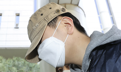 9일 텔레그램 등에서 미성년 등을 성착취한 혐의를 받고 있는 조주빈의 공범 '부따' 강모 군이 서초구 서울중앙지법에서 열린 구속 전 피의자심문(영장실질심사)에 출석하고 있다. 뉴시스