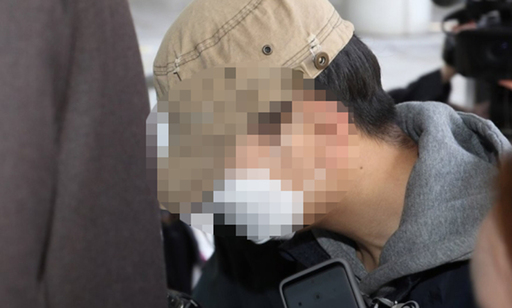 텔레그램 대화방 '박사방'에서 성 착취물을 유포한 조주빈의 공범 A씨가 9일 오전 서초구 서울중앙지법에서 열린 구속 전 피의자 심문(영장실질심사)에 출석하고 있다. 연합뉴스