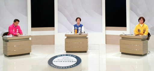 차명진, 김상희, 신현자(왼쪽부터) 경기 부천병 총선 후보가 6일 OBS 방송 토론회 녹화현장에서 이야기하고 있다. 김상희 의원실