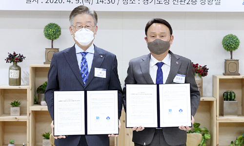 이재명(왼쪽) 경기도지사와 강임준 군산시장은 9일 경기도청에서 '군산시 '배달의 명수'-공공 배달 앱 기술 및 상표 무상사용 업무협약'을 체결했다. 경기도 제공