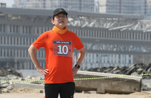 지난 10일 ‘희망과 통합의 천리길 국토대종주’를 이어가고 있는 국민의당 안철수 대표가 정부세종청사 앞에서 잠시 휴식을 취하고 있는 모습. 세종=뉴시스