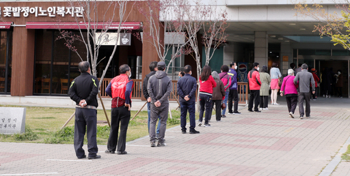 지난 10일 전북 전주시 평화2동사전투표소를 찾은 유권자들이 21대 총선 사전투표를 위해 줄을 선채 대기하고 있다. 전주=뉴스1
