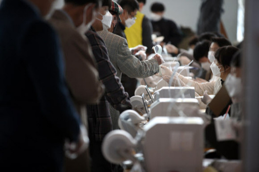 11일 서울역에 마련된 남영동 사전투표소에서 시민들이 투표하기에 앞서 본인확인을 하고 있다. 연합뉴스